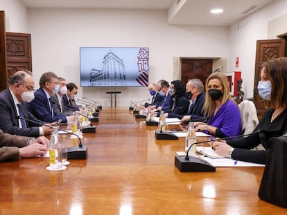 El presidente de la Generalitat Valenciana, Ximo Puig, y los agentes sociales este miércoles en Valencia.