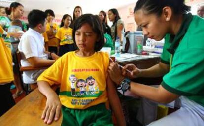 Vacunación de niños filipinos contra el dengue en 2016.