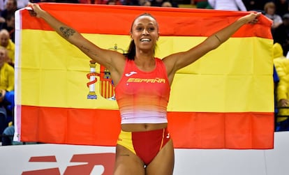 Ana Peleteiro celebra su victoria con la bandera española.