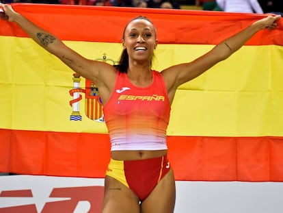 Ana Peleteiro celebra su victoria con la bandera española.