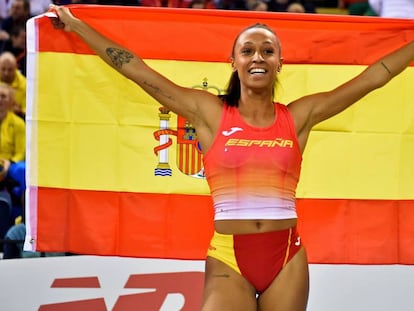 Ana Peleteiro celebra su victoria con la bandera española.