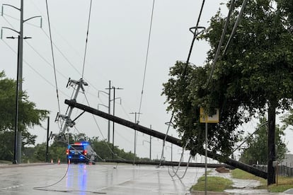 La policía de Garland bloquea el tráfico debido a una línea eléctrica caída, en Texas.