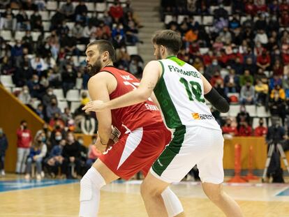 Marc Gasol, defendido por Jaime Fernández durante el partido entre el Bàsquet Girona y el Huesca.