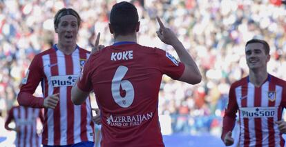 Koke celebra su gol al Granada con Torres y Griezmann.