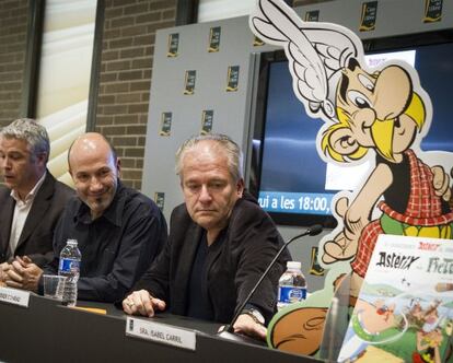 El dibujante Didier Conrad (pegado a Ast&eacute;rix) y, a su lado, el guionista Jean-Yves Ferri.