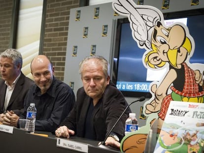 El dibujante Didier Conrad (pegado a Ast&eacute;rix) y, a su lado, el guionista Jean-Yves Ferri.