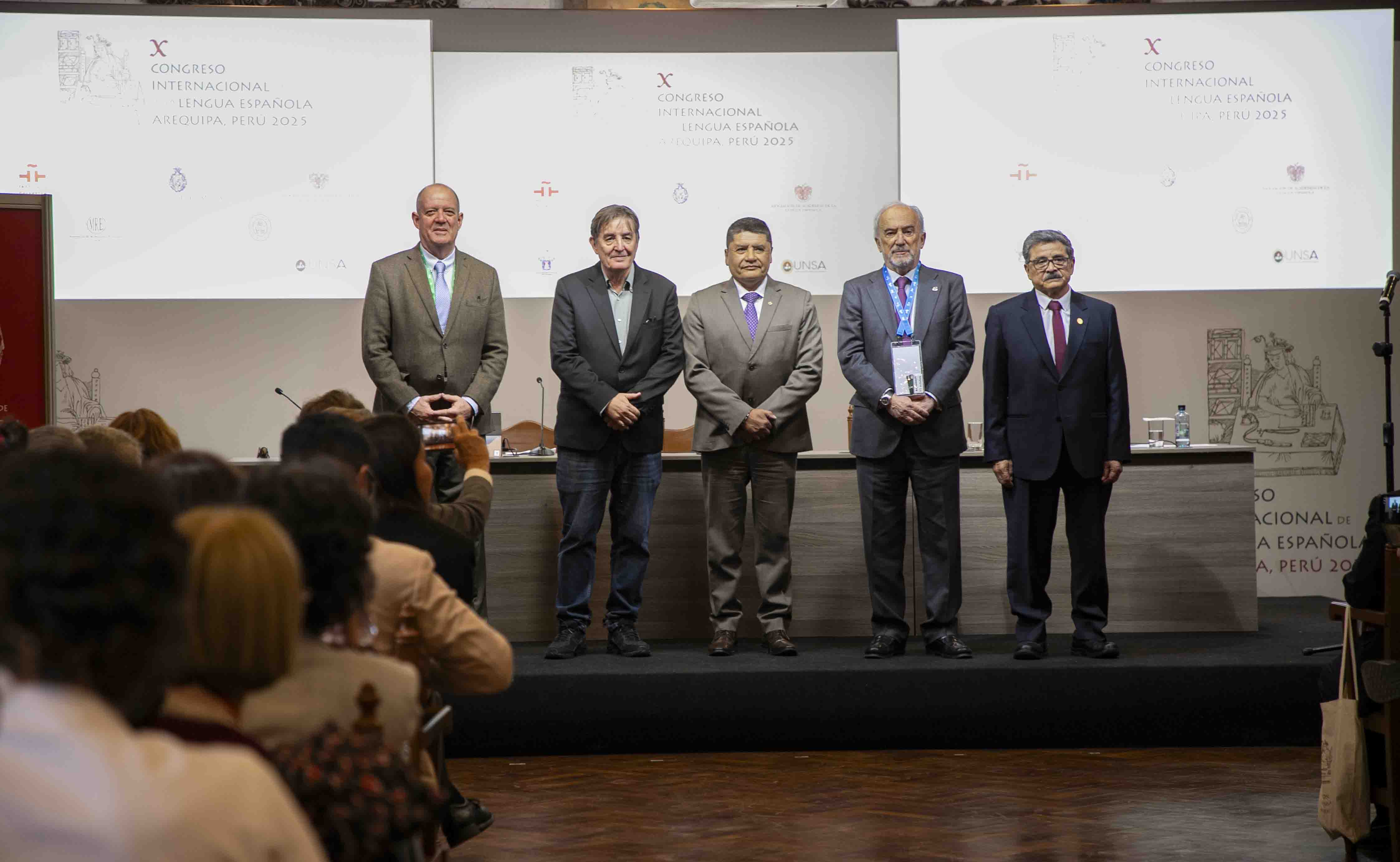 Presentación del X Congreso Internacional de la Lengua en Arequipa: desde la izquierda, Carlos Chávez-Taffur, presidente de la comisión organizadora; Luis García Montero, director del Instituto Cervantes; Víctor Hugo Rivera, alcalde de Arequipa; Santiago Muñoz Machado, director de la Real Academia Española, y Hugo Rojas, rector de la Universidad Nacional de San Agustín.