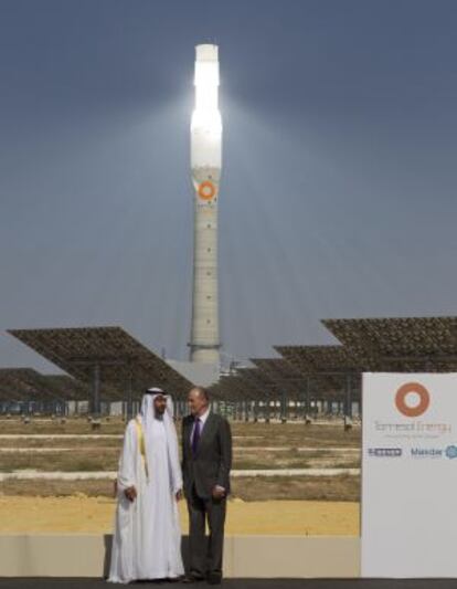 El Rey Juan Carlos y el príncipe heredero de Abu Dabi, el jeque Mohamed bin Zayed Al Nahyan, durante la inauguración de la primera planta comercial del mundo de energía solar por concentración, en octubre de 2011