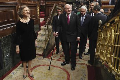 Los reyes eméritos Juan Carlos y Sofía, junto a los expresidentes del Gobierno José María Aznar y Felipe González, a la salida del Congreso tras finalizar la conmemoración del 40º aniversario de la Constitución.