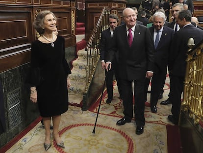 Los reyes eméritos Juan Carlos y Sofía, junto a los expresidentes del Gobierno José María Aznar y Felipe González, a la salida del Congreso tras finalizar la conmemoración del 40º aniversario de la Constitución.