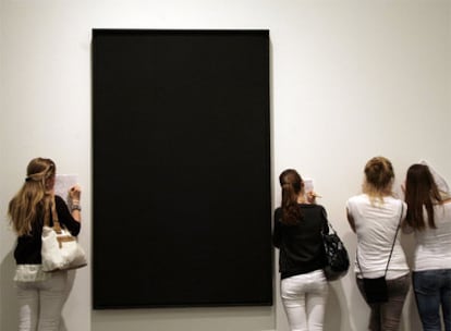 <i>Pintura abstracta,</i> de Ad Reinhardt, es una de las obras expuestas en el Macba.