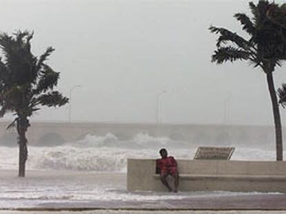 Un habitante de Puerto Progreso, en la península de Yucatán, en un playa azotada por los vientos del Isidore.