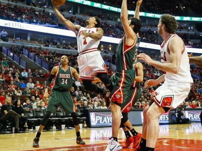 Rose lanza, ante la mirada de Pachulia y Gasol.