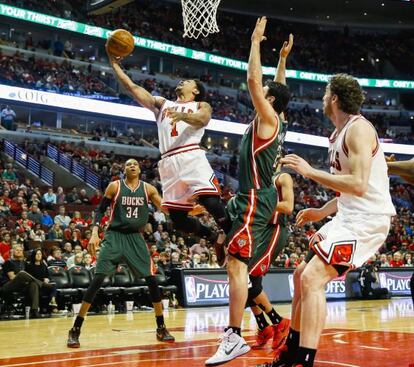 Rose lanza, ante la mirada de Pachulia y Gasol.