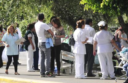 Los servicios de emergencia recomiendan salir a la calle durante y después del terremoto. En la imagen, los médicos del Hospital de Ginecoobstetricia No. 3 acompañan a los pacientes en el exterior.