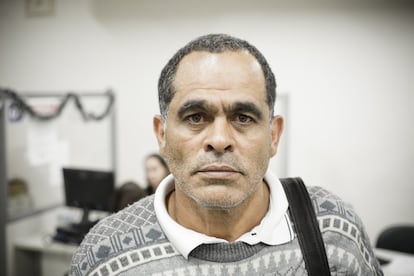 "Sou divorciado, meu pai é falecido e moro com a minha mãe, de 78 anos, porque ela depende de mim para ir no médico". Gilmar José Amancio, 54, interrompeu a faculdade de logística quando novo para trabalhar e sustentar a família. Ingressou no ramo automobilístico, de onde saiu há dois meses, quando foi demitido de uma ferramentaria que teve o contrato cortado com a montadora de carros Honda. Com uma filha de 24 anos, ele se emociona ao contar que ela o ajuda quando pode. "Mas também está desempregada desde quando saiu de uma empresa de telemarketing, há um ano. Ela é a minha maior motivação". Ele reclama da corrupção na política do país, que, para ele, impede que empresários de fora invistam no Brasil. "Na terça, cheguei 7h30, olhei aquela fila e achei frustrante ver esse povo desempregado. O preço do feijão subiu hoje. A Ford de São Bernardo vai fechar. Não sabemos o quanto mais a economia vai piorar com esses políticos... gastei meus últimos reais tentando achar emprego". Segundo divulgou o IBGE na última semana, o número de pessoas que "desistiu" de procurar emprego é recorde no país: 4,9 milhões de pessoas.