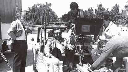 El productor Josep Anton Pérez Giner (de pie), Eloy de la Iglesia (con gafas de sol) y el director de fotografía Hans Burmann, durante el rodaje de 'El pico' en Barcelona en 1983.