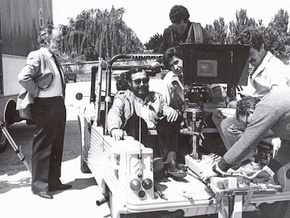 El productor Josep Anton Pérez Giner (de pie), Eloy de la Iglesia (con gafas de sol) y el director de fotografía Hans Burmann, durante el rodaje de 'El pico' en Barcelona en 1983.