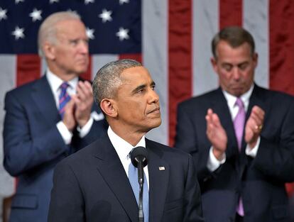 El vicepresidente estadounidense, Joseph Biden (i), y el presidente de la Cámara de Representantes, John Boehner (d), aplauden el discurso del presidente de EE UU, Barack Obama, sobre el Estado de la Unión en la Cámara de Representantes de los Estados Unidos en el Capitolio en Washington.