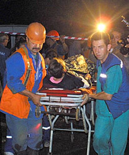 Los equipos de rescate sacan a un niño del edificio siniestrado en Moscú.