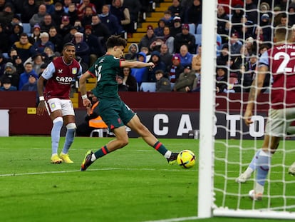 Stefan Bajcetic marca el tercer gol del Liverpool ante el Aston Villa este lunes.