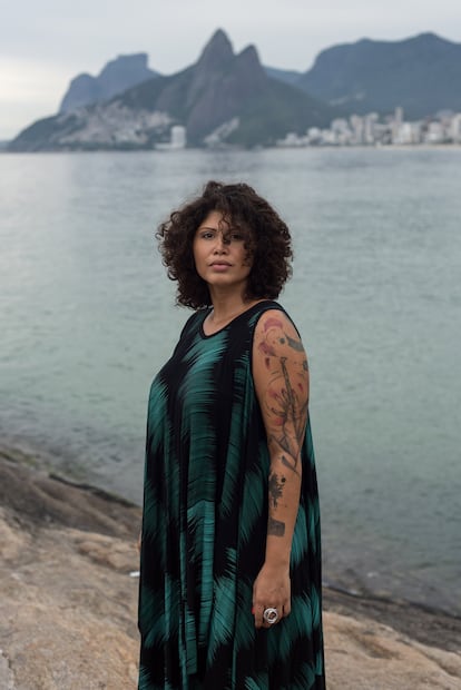 A guia turística Tatiane Araújo da Silva, de 36 anos, na Pedra do Arpoador, na Zona Sul do Rio, aonde costumava levar turistas antes da pandemia.