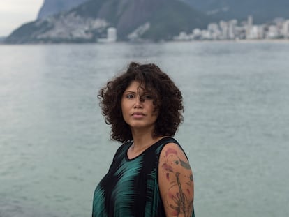 La guía turística Tatiane Araújo da Silva, de 36 años, en Piedra Arpoador, en la playa de Ipanema, uno de los puntos más turísticos de Río de Janeiro (Brasil).