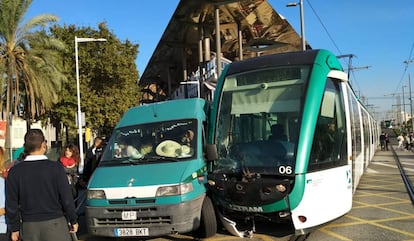 La furgoneta i el tramvia instants després de la col·lisió.