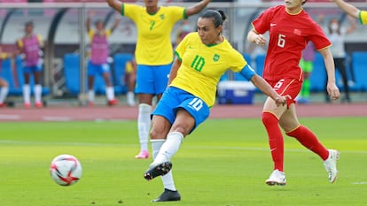 Marta, en el momento de marcar un gol ante China.