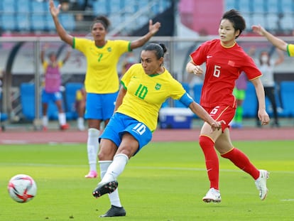 Marta, en el momento de marcar un gol ante China.