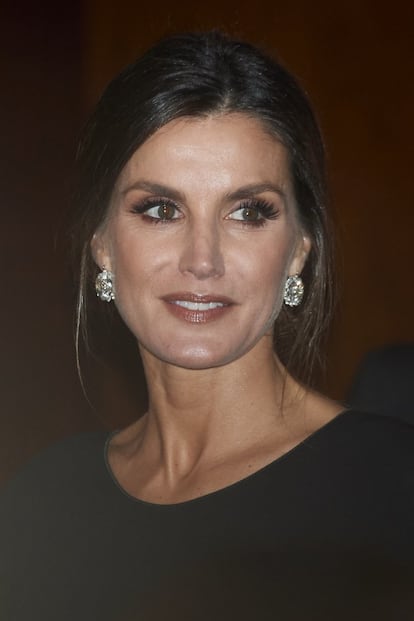 La Reina con unos pendientes de diamantes de las joyas de pasar de la familia real. 