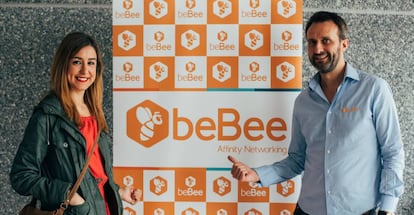 Aitana Hernando, alcaldesa de Miranda de Ebro y Javier Cámara, consejero delegado de beBee.