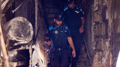 Portal del edificio tras el incendio el pasado 11 de octubre.