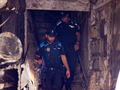 Portal del edificio tras el incendio el pasado 11 de octubre.