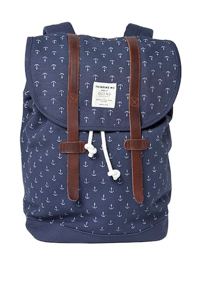 Mochila con estampado de anclas de Thinking Mu elaborada en algodón orgánico (99 euros).