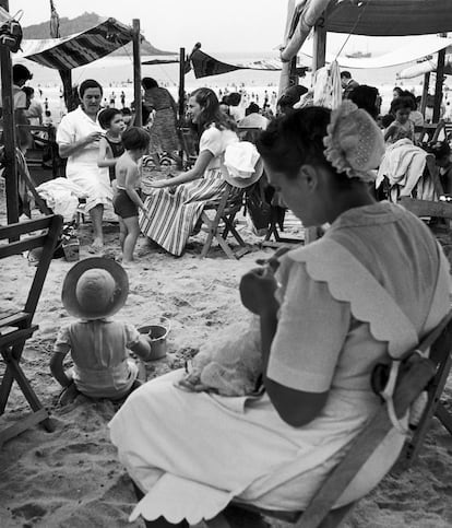 Familias en la playa de San Sebastian en los años cincuenta.