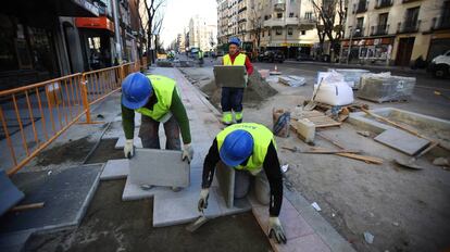 Obras en la calle de Santa Engracia de Madrid. 