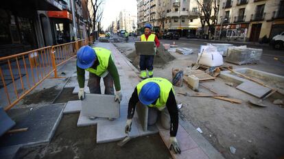 Obras en la calle de Santa Engracia de Madrid.
