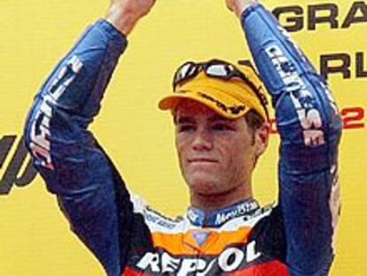 Fonsi Nieto levanta su trofeo en el podium del Gran Premio de Protugal.
