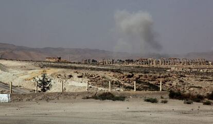 Una columna de humo se levanta por un misil lanzado por el régimen contra los yihadistas cerca de las ruinas de Palmira.