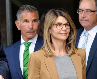 La actriz Lori Loughlin y su marido, Mossimo Giannulli, en abril, en Boston.