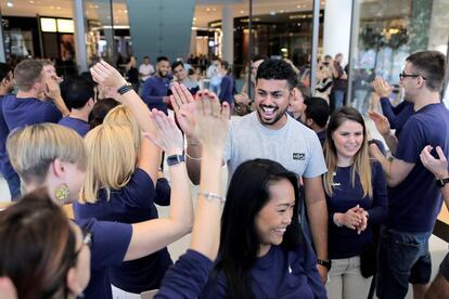 Empleados saludan al primer cliente en entrar en una tienda Apple para comprar el nuevo iPhone X en un centro comercial en Dubai (Emiratos Árabes Unidos).