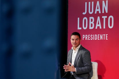 El candidato socialista a la Comunidad, Juan Lobato, presenta sus propuestas culturales ante profesionales del sector en Madrid, este viernes. 