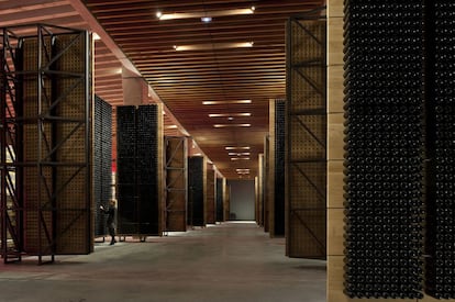 Acero, madera de roble y vidrio son los tres materiales que marcan el caracter de la bodega Portia, de Norman Foster. Una galería pública en el centro de la bodega y zonas acristaladas invitan a los visitantes a descubrir las diferentes etapas de la producción del vino.