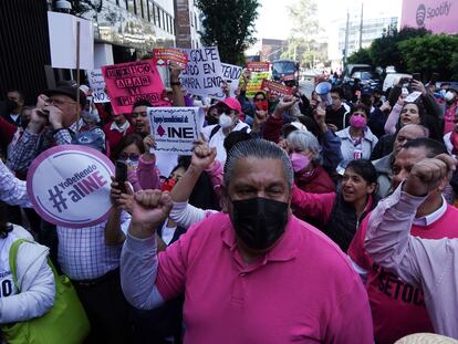 Manifestantes en contra de la reforma electoral afuera del Senado de la República, el 13 de diciembre.