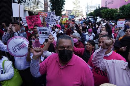 reforma electoral afuera del Senado de la República, el 13 de diciembre.