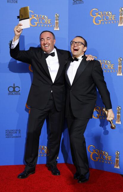 El productor Alexander Rodnyansky (izquierda) y el director Andrey Zvyagintsev celebran el premio al mejor filme extranjero para 'Leviatán'.
