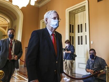 El líder de la mayoría republicana en el Senado, Mitch McConnell, en los pasillos del Capitolio este lunes.
