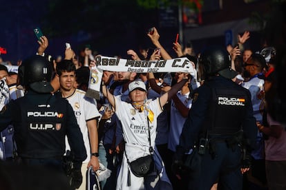 Centenas de pessoas embarcam no autocarro do Real Madrid nas imediações do Estádio Santiago Bernabéu.