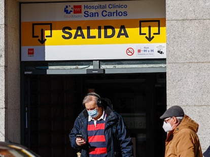 Personas con mascarillas en la salida del Hospital Clínico San Carlos, de Madrid.